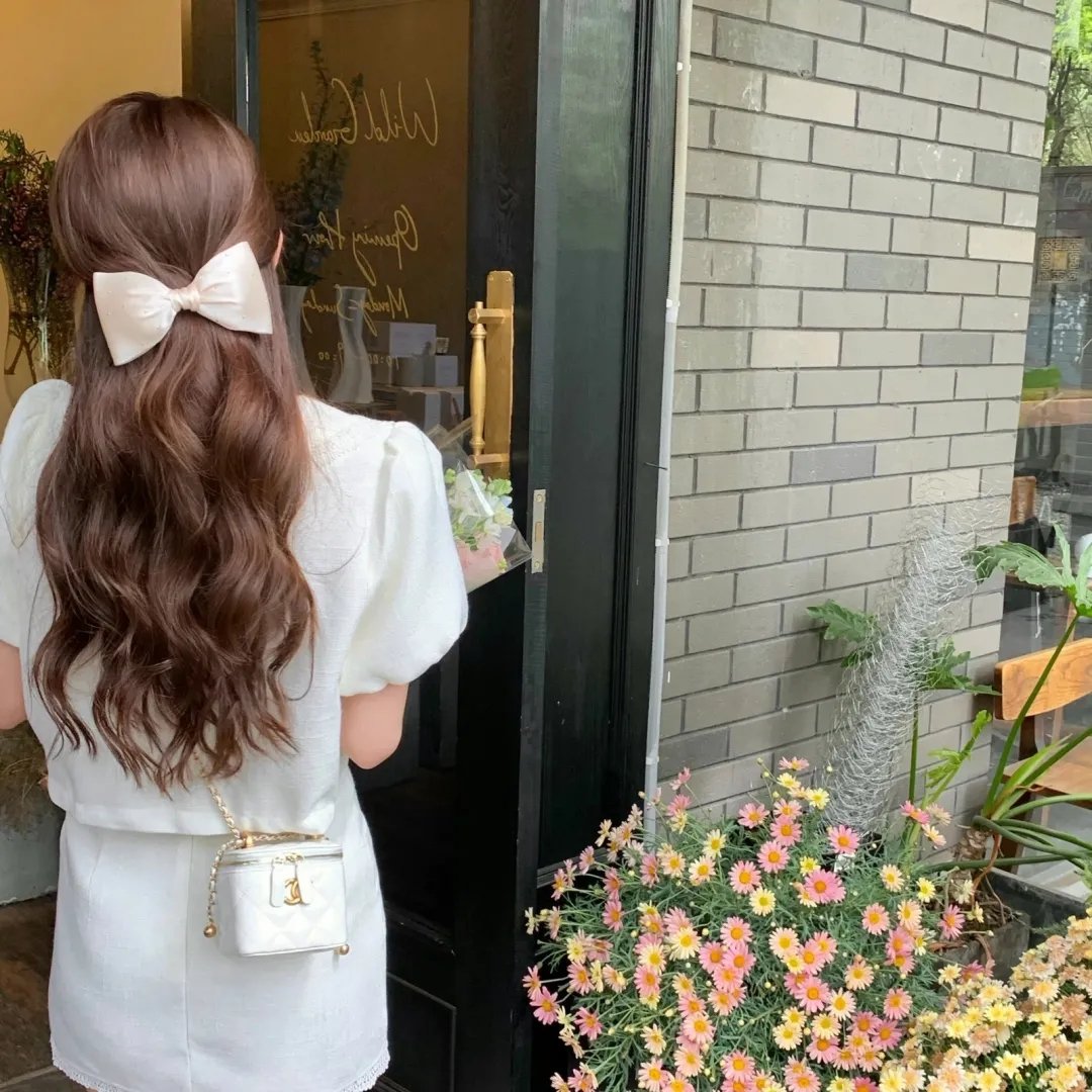 坐在酒吧里吃蛋糕